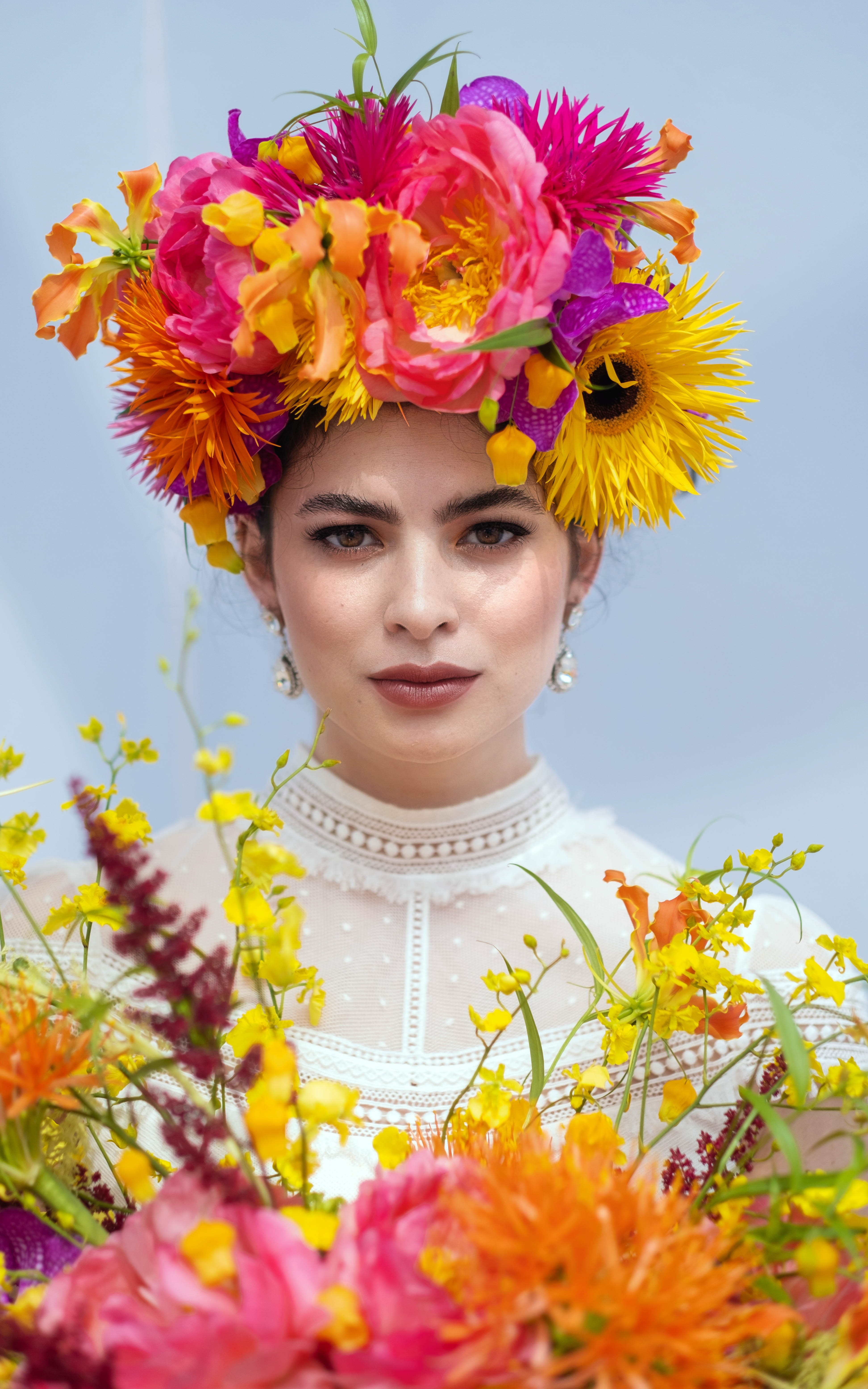 donna con corona di fiori 