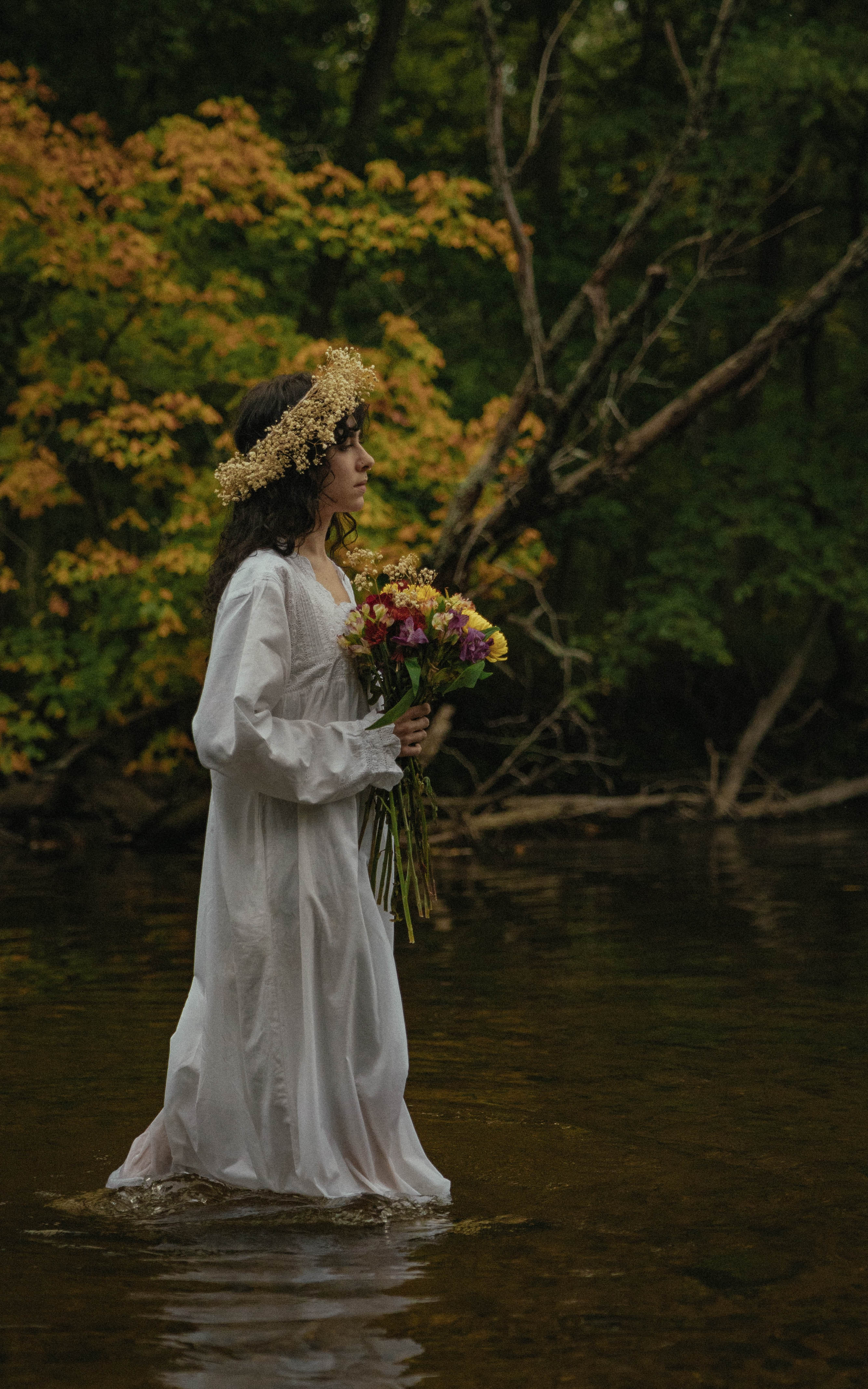 donna con corona di fiori 3